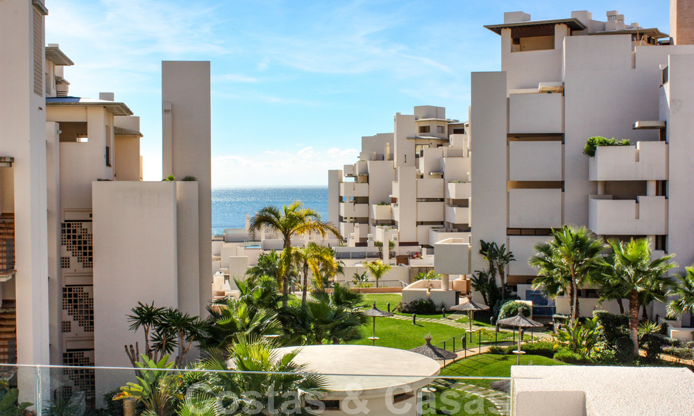 Modern appartement te koop in een eerstelijns strand complex met zeezicht tussen Marbella en Estepona 25613