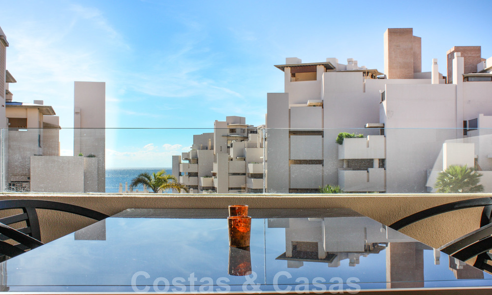 Modern appartement te koop in een eerstelijns strand complex met zeezicht tussen Marbella en Estepona 25614