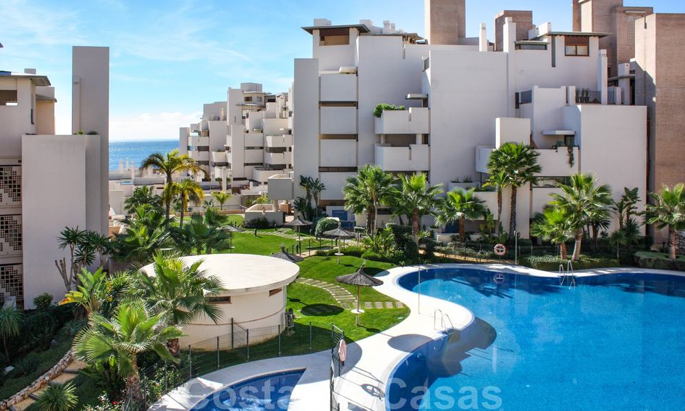 Modern appartement te koop in een eerstelijns strand complex met zeezicht tussen Marbella en Estepona 25615