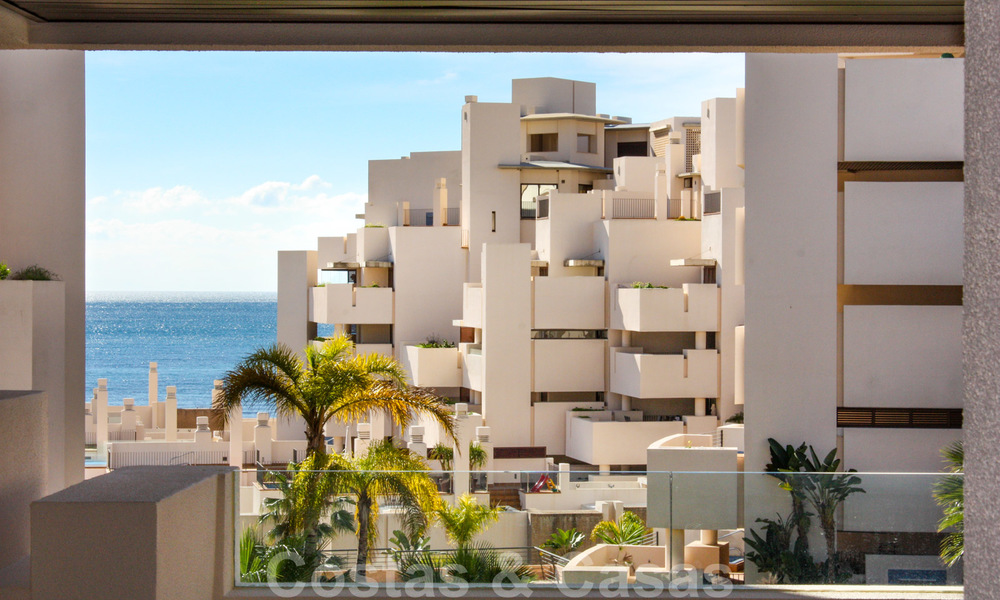 Modern appartement te koop in een eerstelijns strand complex met zeezicht tussen Marbella en Estepona 25616