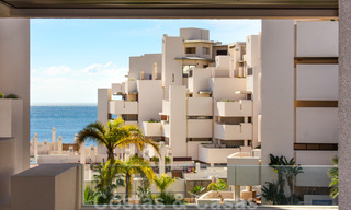 Modern appartement te koop in een eerstelijns strand complex met zeezicht tussen Marbella en Estepona 25616 