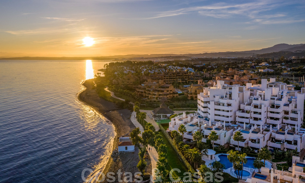 Modern appartement te koop in een eerstelijns strand complex met zeezicht tussen Marbella en Estepona 25618