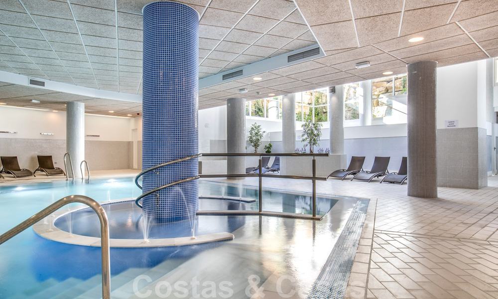 Modern appartement te koop in een eerstelijns strand complex met zeezicht tussen Marbella en Estepona 25624