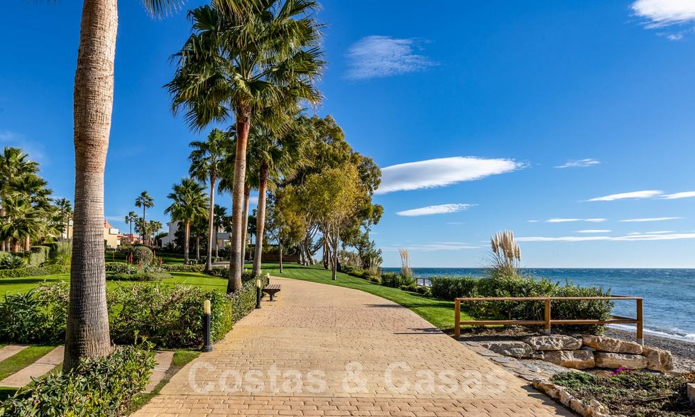 Modern appartement te koop in een eerstelijns strand complex met zeezicht tussen Marbella en Estepona 25627