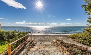 Modern appartement te koop in een eerstelijns strand complex met zeezicht tussen Marbella en Estepona 25628 