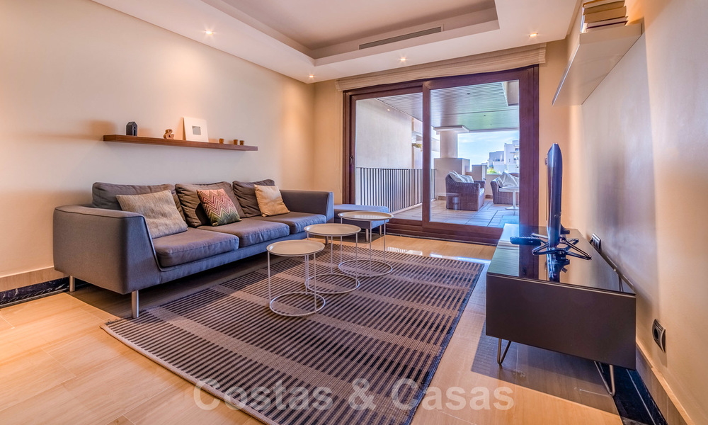 Modern appartement te koop in een eerstelijns strand complex met zeezicht tussen Marbella en Estepona 25629