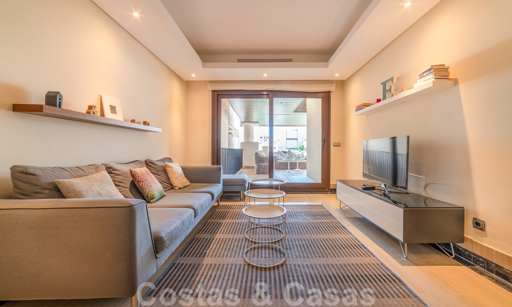 Modern appartement te koop in een eerstelijns strand complex met zeezicht tussen Marbella en Estepona 25630