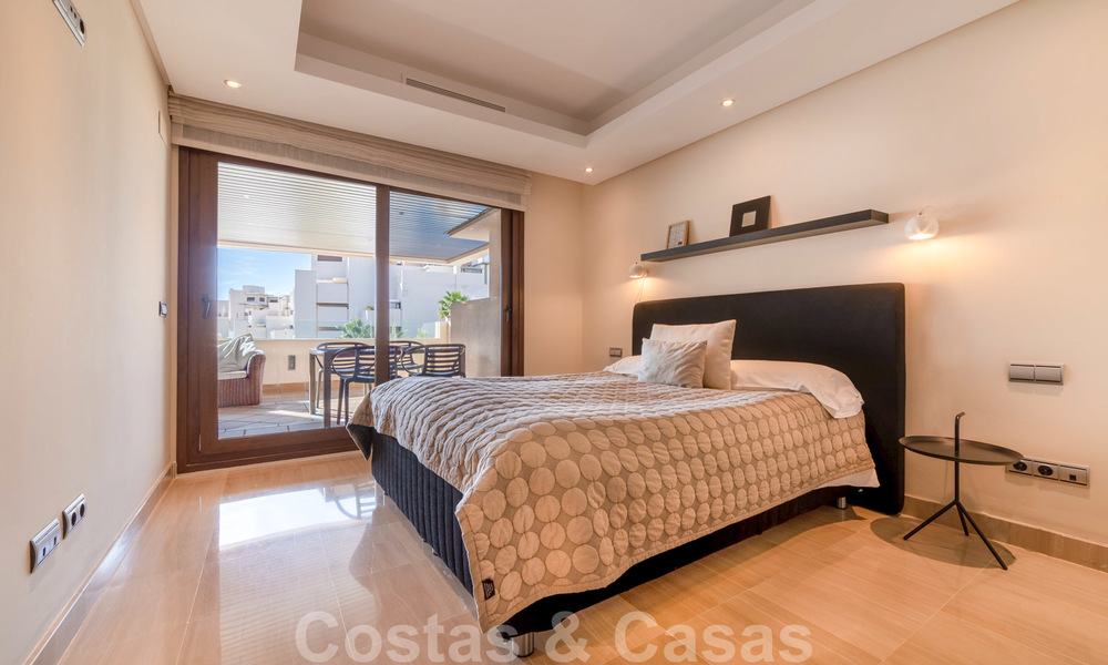 Modern appartement te koop in een eerstelijns strand complex met zeezicht tussen Marbella en Estepona 25631