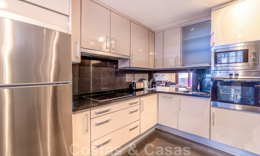 Modern appartement te koop in een eerstelijns strand complex met zeezicht tussen Marbella en Estepona 25634
