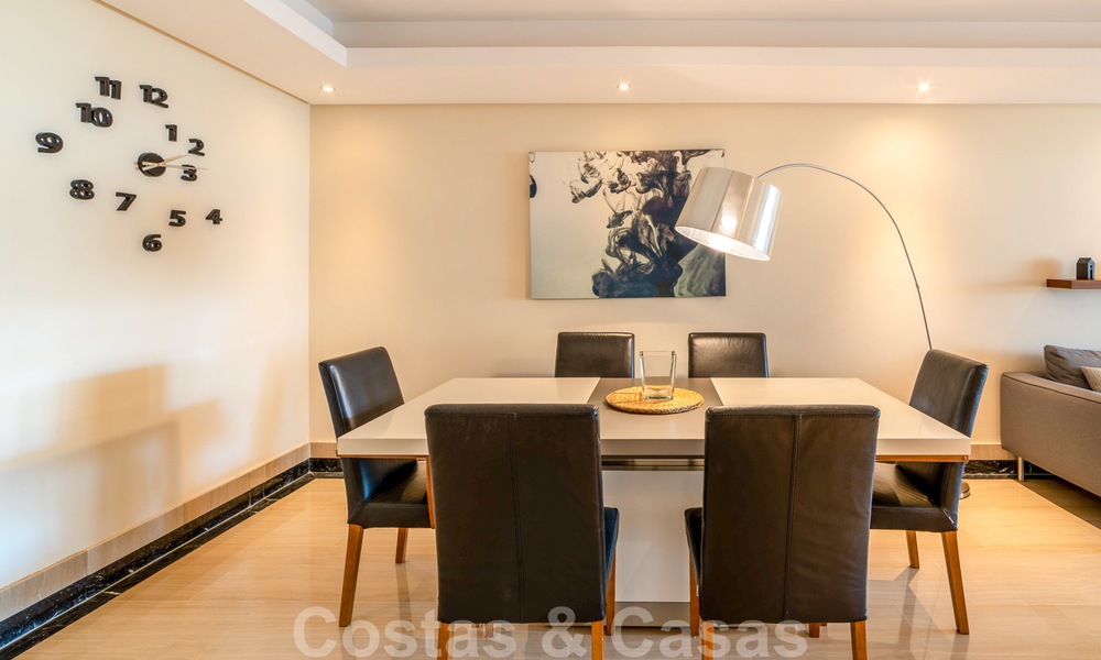 Modern appartement te koop in een eerstelijns strand complex met zeezicht tussen Marbella en Estepona 25636