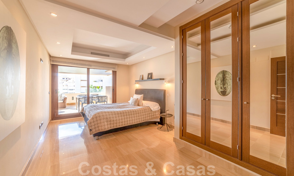 Modern appartement te koop in een eerstelijns strand complex met zeezicht tussen Marbella en Estepona 25637