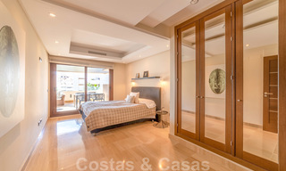 Modern appartement te koop in een eerstelijns strand complex met zeezicht tussen Marbella en Estepona 25637 
