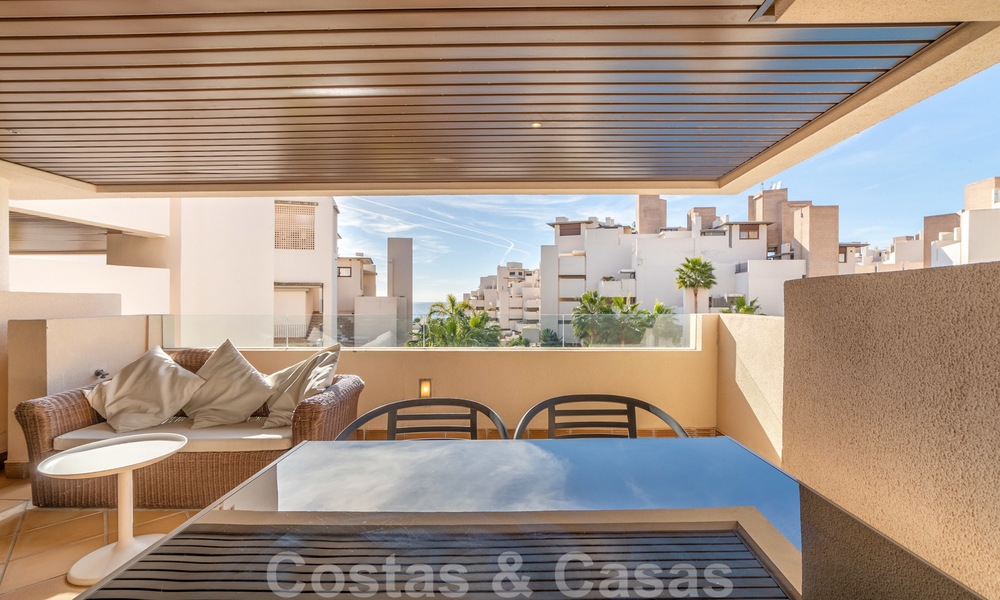 Modern appartement te koop in een eerstelijns strand complex met zeezicht tussen Marbella en Estepona 25640