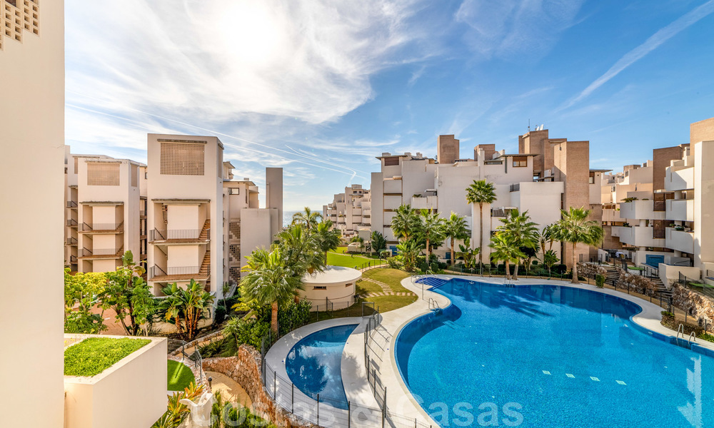 Modern appartement te koop in een eerstelijns strand complex met zeezicht tussen Marbella en Estepona 25641