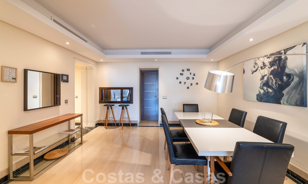 Modern appartement te koop in een eerstelijns strand complex met zeezicht tussen Marbella en Estepona 25642