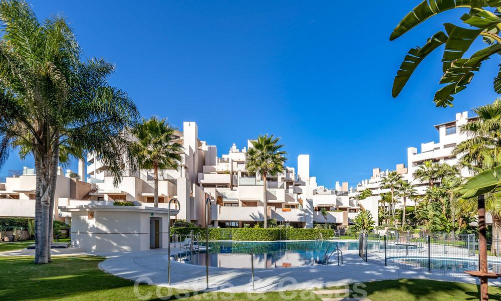 Modern tuinappartement te koop in een eerstelijns strand complex met eigen zwembad tussen Marbella en Estepona 25662
