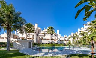 Modern tuinappartement te koop in een eerstelijns strand complex met eigen zwembad tussen Marbella en Estepona 25662 