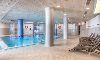 Modern tuinappartement te koop in een eerstelijns strand complex met eigen zwembad tussen Marbella en Estepona 25666 