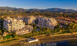 Modern tuinappartement te koop in een eerstelijns strand complex met eigen zwembad tussen Marbella en Estepona 25670 