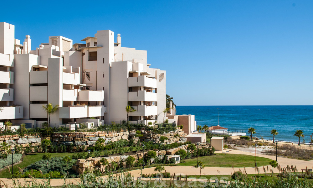 Modern tuinappartement te koop in een eerstelijns strand complex met eigen zwembad tussen Marbella en Estepona 25671
