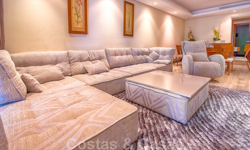 Modern appartement te koop in een eerstelijnstrand complex met eigen zwembad tussen Marbella en Estepona. Grote prijsverlaging! 25677