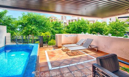Modern appartement te koop in een eerstelijnstrand complex met eigen zwembad tussen Marbella en Estepona. Grote prijsverlaging! 25680