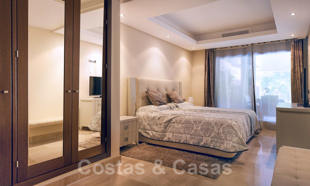 Modern appartement te koop in een eerstelijnstrand complex met eigen zwembad tussen Marbella en Estepona. Grote prijsverlaging! 25687