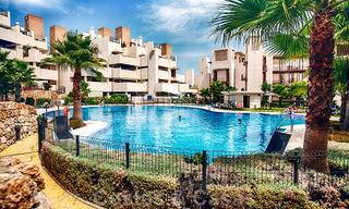 Modern appartement te koop in een eerstelijnstrand complex met eigen zwembad tussen Marbella en Estepona. Grote prijsverlaging! 25689 
