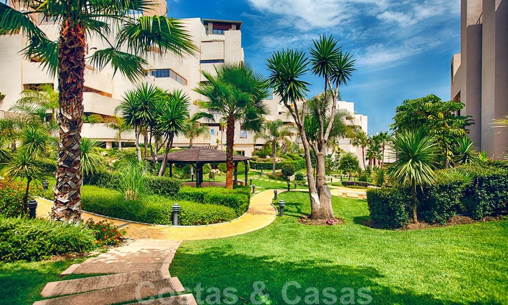 Modern appartement te koop in een eerstelijnstrand complex met eigen zwembad tussen Marbella en Estepona. Grote prijsverlaging! 25690