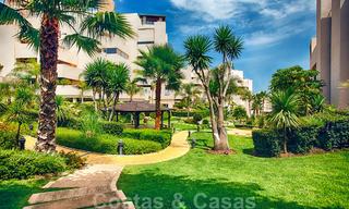 Modern appartement te koop in een eerstelijnstrand complex met eigen zwembad tussen Marbella en Estepona. Grote prijsverlaging! 25690 