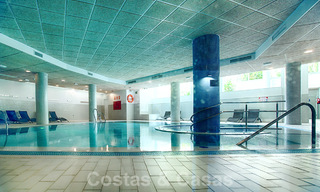 Modern appartement te koop in een eerstelijnstrand complex met eigen zwembad tussen Marbella en Estepona. Grote prijsverlaging! 25691 