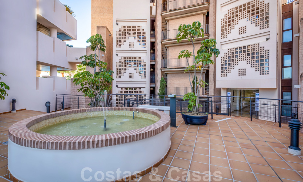 Modern appartement te koop in een eerstelijnstrand complex met eigen zwembad tussen Marbella en Estepona. Grote prijsverlaging! 25694
