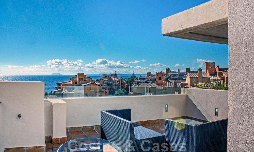 Modern penthouse te koop in een eerstelijnstrand complex met eigen zwembad en panoramisch uitzicht, tussen Marbella en Estepona 25705