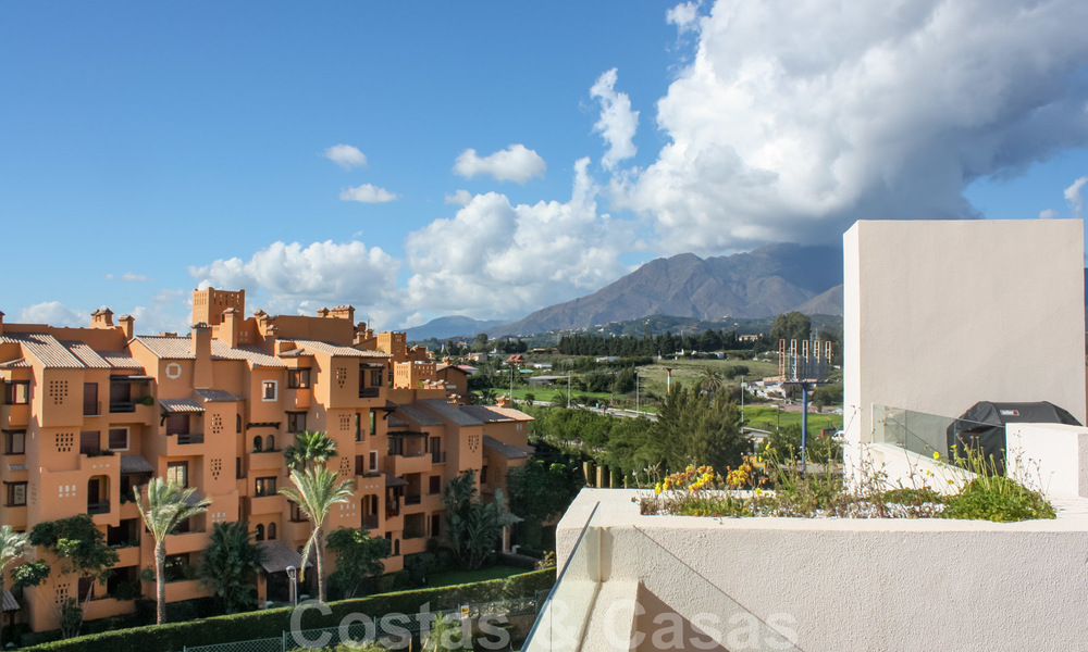Modern penthouse te koop in een eerstelijnstrand complex met eigen zwembad en panoramisch uitzicht, tussen Marbella en Estepona 25710