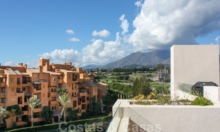 Modern penthouse te koop in een eerstelijnstrand complex met eigen zwembad en panoramisch uitzicht, tussen Marbella en Estepona 25710 
