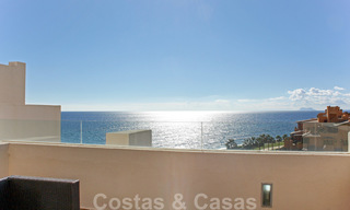 Modern penthouse te koop in een eerstelijnstrand complex met eigen zwembad en panoramisch uitzicht, tussen Marbella en Estepona 25713 