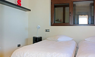 Modern penthouse te koop in een eerstelijnstrand complex met eigen zwembad en panoramisch uitzicht, tussen Marbella en Estepona 25717 