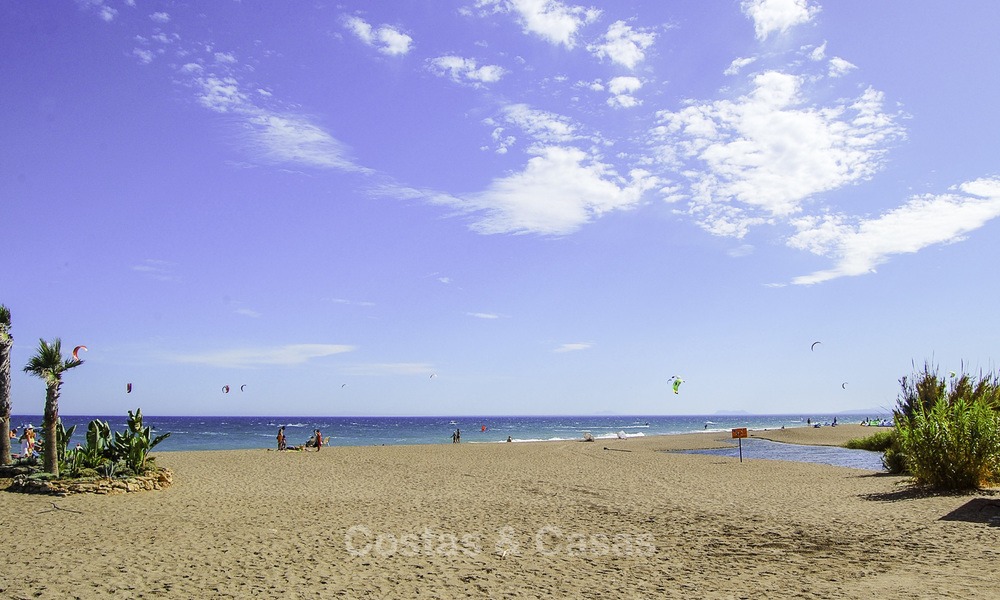 Sea - beach front line luxe appartementen te koop, tussen Marbella - Estepona 13760