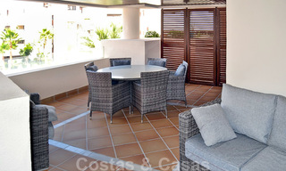 Modern appartement te koop in een eerstelijnstrand complex met zeezicht, tussen Marbella en Estepona 25724 