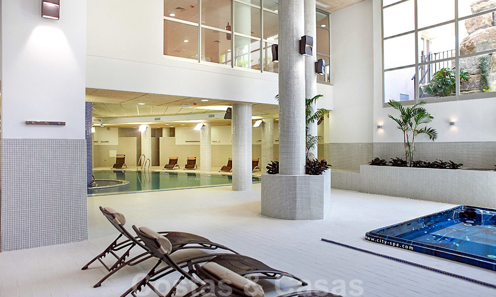 Modern appartement te koop in een eerstelijnstrand complex met zeezicht, tussen Marbella en Estepona 25725