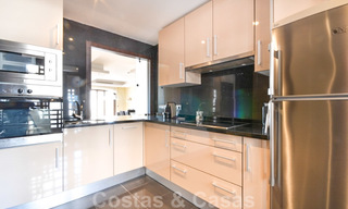 Modern appartement te koop in een eerstelijnstrand complex met zeezicht, tussen Marbella en Estepona 25726 