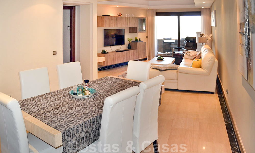Modern appartement te koop in een eerstelijnstrand complex met zeezicht, tussen Marbella en Estepona 25732