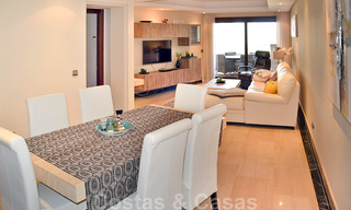 Modern appartement te koop in een eerstelijnstrand complex met zeezicht, tussen Marbella en Estepona 25732 