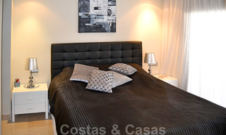 Modern appartement te koop in een eerstelijnstrand complex met zeezicht, tussen Marbella en Estepona 25733 