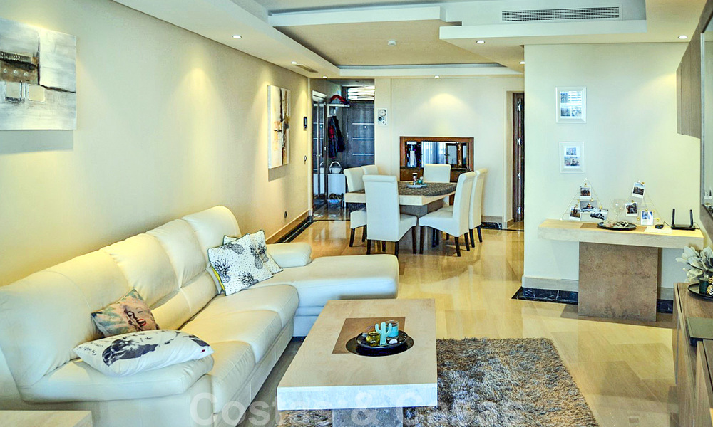 Modern appartement te koop in een eerstelijnstrand complex met zeezicht, tussen Marbella en Estepona 25734