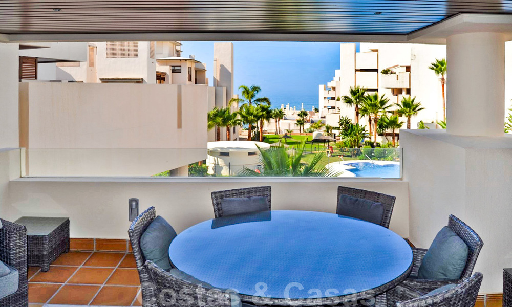 Modern appartement te koop in een eerstelijnstrand complex met zeezicht, tussen Marbella en Estepona 25735