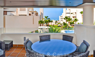 Modern appartement te koop in een eerstelijnstrand complex met zeezicht, tussen Marbella en Estepona 25735 