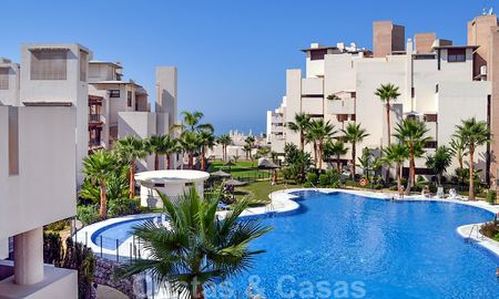 Modern appartement te koop in een eerstelijnstrand complex met zeezicht, tussen Marbella en Estepona 25736
