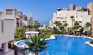 Modern appartement te koop in een eerstelijnstrand complex met zeezicht, tussen Marbella en Estepona 25736 
