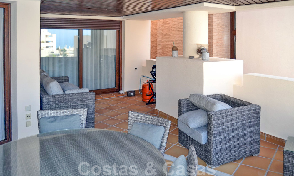 Modern appartement te koop in een eerstelijnstrand complex met zeezicht, tussen Marbella en Estepona 25738